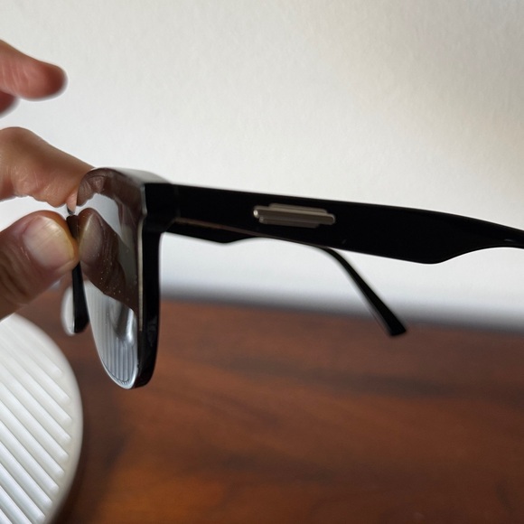 GENTLE MONSTER Black Sunglasses - Picture 6 of 7